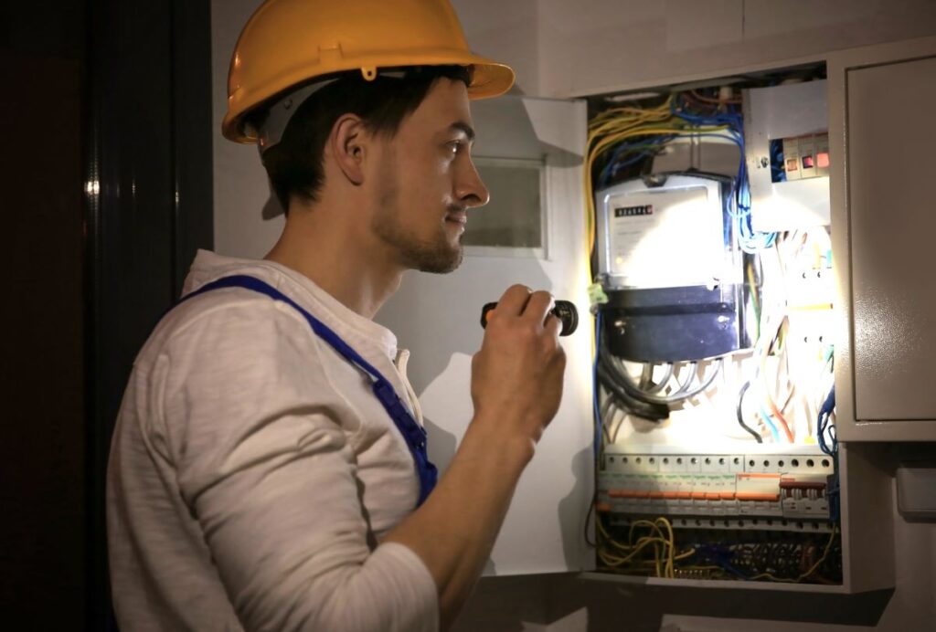 Emergency Electrician Repairing power outage