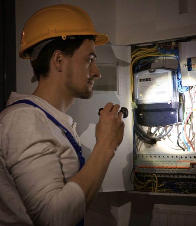 Electrician AdobeStock_168395117 Electrician AdobeStock_168395117