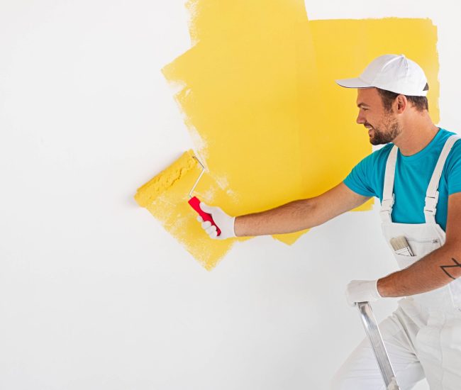 Painter Yellow paint AdobeStock_354875354 Painter Yellow paint AdobeStock_354875354